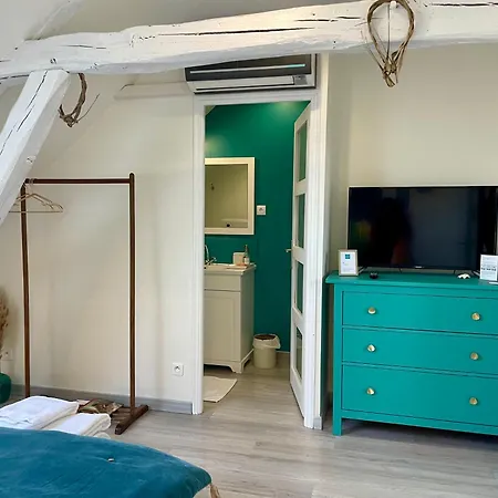 De La Croix - A 4 Minutes De L'a26 Avec Parking Villechétif